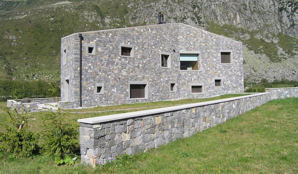 Vorfabrizierte Steinfassade, Villa Behr in Andermatt