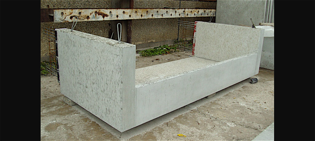 1 vorfabriziertes Balkonelement im Werk